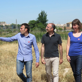 Los concejales de urbanismo y de Medio Ambiente de Zaragoza, Pablo Muñoz, y Teresa Artigas, con el divulgador ambiental Paco Iturbe en una zona de la huerta de Zaragoza que lleva una década abandonada tras comprarla una inmobiliaria.  ZARAG