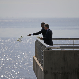 El presidente de Estados Unidos Barack Obama junto a su homólogo argentino Mauricio Macri realiza una ofrenda floral a las víctimas de la última dictadura militar en el Parque de la Memoria en Buenos Aires (Argentina).- REUTERS