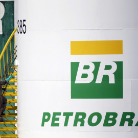 Un trabajador pinta un tanque de almacenamiento de Petrobras en Brasilia. REUTERS/Ueslei Marcelino