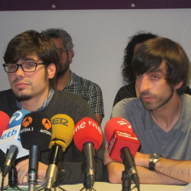 El secretario de Organización de Podemos Euskadi, Lander Martínez, junto al diputado de la formación morada por Vizcaya Eduardo Maura. EUROPA PRESS.