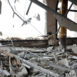 Un miembro de las fuerzas del  presidente de Siria, Bashar Al Asad, dentro de un palacio durante su ofensiva para recuperar Palmira. REUTERS