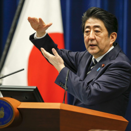 El primer ministro nipón, Shinzo Abe, da una rueda de prensa en su residencia oficial en Tokio (Japón). EFE/Kimimasa Mayama