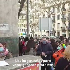 VÍDEO | Las largas colas para votar generan protestas frente al Colegio Oficial de Enfermería en Madrid