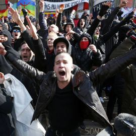 Un grupo de ultraderecha irrumpe en la concentración pacífica en la plaza de la Bolsa de Bruselas. REUTERS/YVES HERMAN