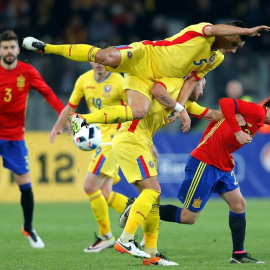 Un lance del juego entre Sergi Roberto y Ovidiu Stefan Hoban. - EFE