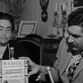 La maestra Ángela Ruiz Robles, con su invento, en un reportaje de TVE.