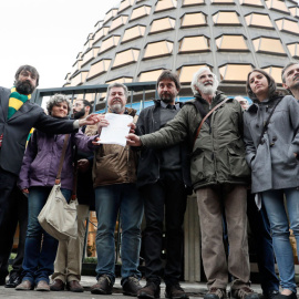 Disputados de Podemos junto a miembros de los colectivos sociales y ecologistas, ante el Constitucional, antes de presentar el recurso. EFE