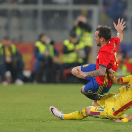 Paco Alcácer es derribado anoche por el rumano Dragos Grigore. /EFE