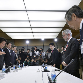 El primer ministro de Japón,  Shinzo Abe, en un reciente encuentro con el economista y Premio Nobel Paul Krugman. REUTERS/Franck Robichon