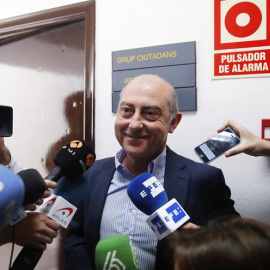 El todavía portavoz del PP en el Ayuntamiento de Valencia, Alfonso Novo, durante las declaraciones que ha realizado a los medios de comunicación.- EFE