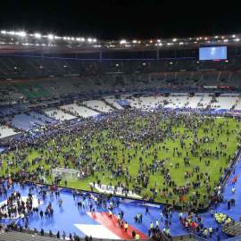Todos los asistentes al Francia-Alemania del 13 de noviembre en el césped del estadio de Saint Denis.