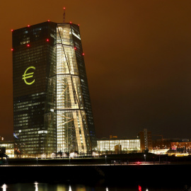 El rascacielos donde tiene su sede el BCE en Fráncfrot, iluminado y con una imagen gigante del logo del euro. REUTERS/Kai Pfaffenbach