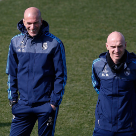 David Bettoni junto a Zidane en un entrenamiento hace unos días con el Real Madrid. /REUTERS