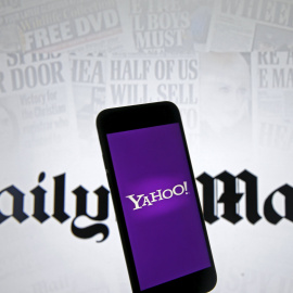 Un 'smartphone' con el logo de Yahoo sobre una ilustración de la cabecera del diario británico 'Daily Mail'. REUTERS/Dado Ruvic