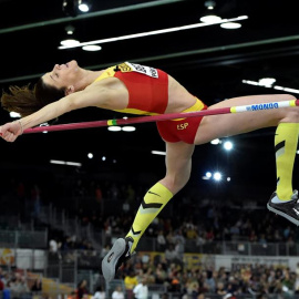 Ruth Beitia salta durante el Mundial de Portland. EFE/EPA/JOHN G. MABANGLO