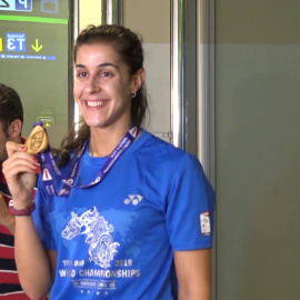 Carolina Marín llega emocionada a Madrid con nueva medalla