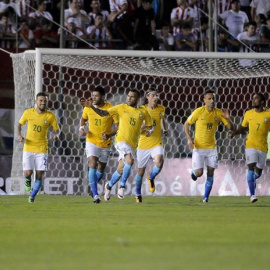 Los jugadores de Brasil celebran el gol del empate ante Paraguay logrado por Dani Alves. /EFE