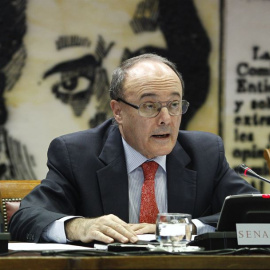 El gobernador del Banco de España, Luis María Linde, cobró 183.969 euros en 2015, lo que supone un incremento del 4,5% respecto a 2014, gracias sobre todo a recuperar 5.925 euros correspondientes a la mitad de la paga extraordinaria de dici