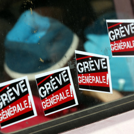Pegatinas convocando a la huelga general contra la reforma laboral de Francia.- REUTERS