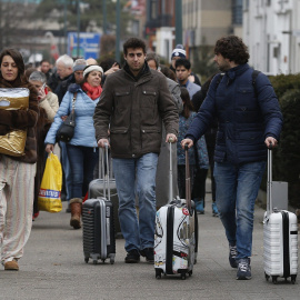 Varios pasajeros abandonan la zona aeroportuaria tras registrarse explosiones en el aeropuerto internacional de Zaventem, cerca de Bruselas (Bélgica).- EFE