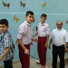 El padre Carlos asiste a refugiados iraquíes y palestinos en Amán.