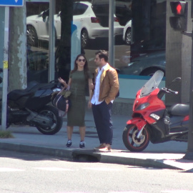 Bustamante y Yana Olina, como una pareja de la mano pasean su amor