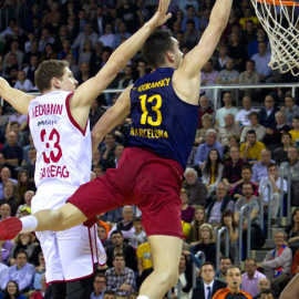 Satoransky entra a canasta durante el partido. EFE/Quique García