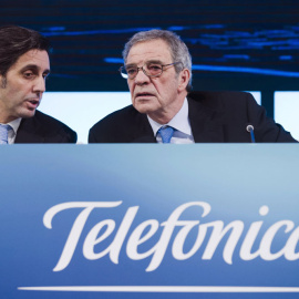 Fotografía de archivo del expresidente de Telefónica, César Alierta y su sustituto en el cargo. EFE