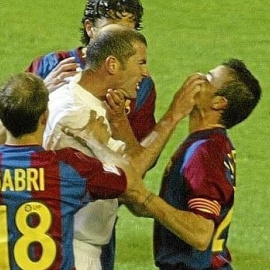 Momento del arañazo de Zidane a Luis Enrique en 2003.