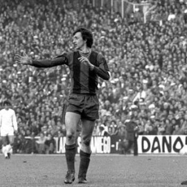 Cruyff da instrucciones a los suyos en un clásico ante la mirada de Camacho.