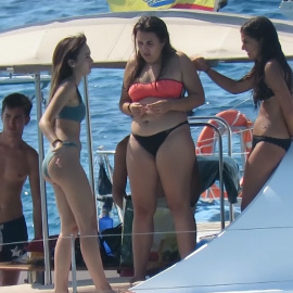 Aitana se divierte con sus amigos en Ibiza
