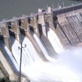 La central del pantano de Mequinenza produce 800.000 megawatios.hora de hidroelectricidad al año y la de Ribarroja, otros 750.000.