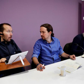 El líder de Podemos, Pablo Iglesias (c), conversa con el secretario del partido en Aragón, Pablo Echenique, junto al portafoz parlamentario del partido, Ínigo Errejón, al inicio del Consejo Ciudadano que la formación celebra hoy en Madrid, 