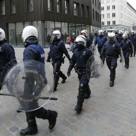 Antidisturbios desplegados en el barrio bruselense de Molenbeek. / YVES HERMAN (REUTERS)