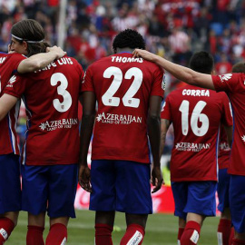 Los jugadores del Atlético de Madrid celebran uno de los tantos.- EFE