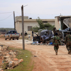 Las fuerzas del gobierno sirio patrullan la zona después de tomar el control de la localidad de Kiffin , en la periferia norte de la fortificada ciudad de Alepo en la carretera que conduce a Gaziantep , de las fuerzas de oposición el 11 de 