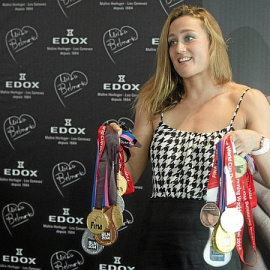Mireia Belmonte posa con gran parte de sus medallas en un acto promocional.