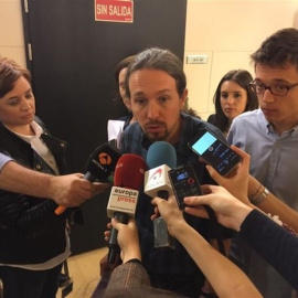 El secretario general de Podemos, Pablo Iglesias, hace una declaraciones a los periodistas en los pasillos del Congreso de los Diputados. E.P.