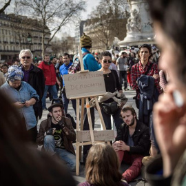 Jóvenes franceses se reúnen en asamblea en la Plaza de la República de París con la reforma laboral anunciada por el Gobierno galo.-  EFE/EPA/CHRISTOPHE PETIT TESSON