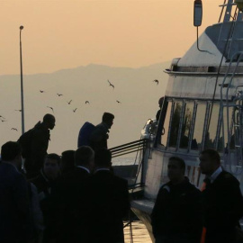 Varios solicitantes de asilo son conducidos por la Policía griega a un barco en el que serán deportados desde Lesbos a Turquía.- EFE/EPA/ORESTIS PANAGIOTOU