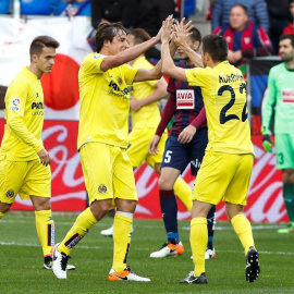 Los jugadores del Villarreal celebran uno de los goles ante el Eibar. /EFE