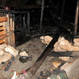 Estado en que ha quedado la chabola ubicada en un descampado en el barrio de la Vega de Acá, Almeria, donde una mujer de 30 años ha sufrido quemaduras en el 80% de su cuerpo, provocadas presuntamente por su pareja. EFE