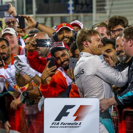 El alemán Nico Rosberg celebra con todo su equipo su triunfo en el GP de Baréin. /EFE
