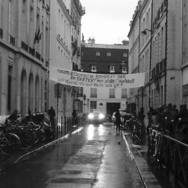 Un cartel contra la reforma laboral colocado en una calle de París por los estudiantes. TWITTER