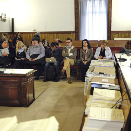 El banquillo de los acusados del juicio por los contratos de la Generalitat con la trama Gürtel por su expositor en la feria de turismo Fitur de Madrid. EFE/Juan Carlos Cárdenas