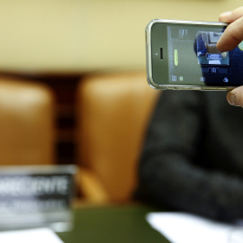 Un periodista fotografía la silla vacía que debería haber ocupado la ministra de Fomento en funciones, Ana Pastor, ante la citada comisión a la que finalmante no ha asistido. EFE/Chema Moya