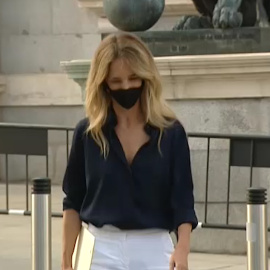 Cayetana vota 'no', aunque con peros