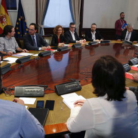 Vista general de la reunión de los equipos negociadores del PSOE,Podemos y Ciudadanos, celebrada esta tarde en el edificio del Congreso para explorar la posibilidad de negociar un acuerdo de gobierno. EFE/Paco Campos