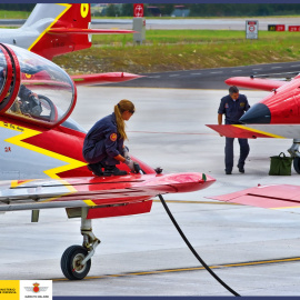 Miembros de la Patrulla Águila del Ejército del Aire preparan sus aparatos para una exhibición. José Luis Vigil-Escalera