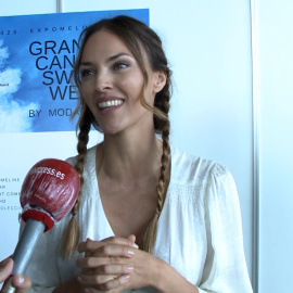 Helen Lindes vuelve a las pasarelas pisando más fuerte que nunca